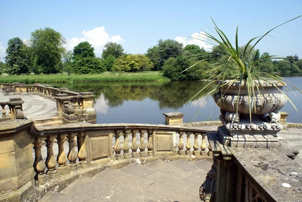 Pátio à beira do lago, castelo de Hever, Kent, Inglaterra — Fotografia de Stock
