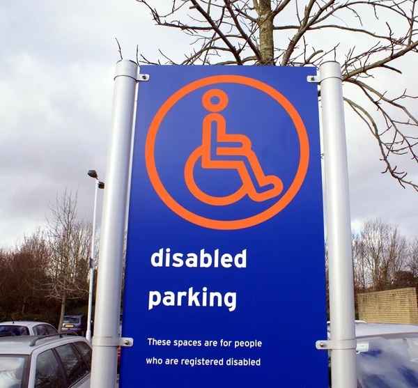 Señal de estacionamiento para discapacitados — Foto de Stock