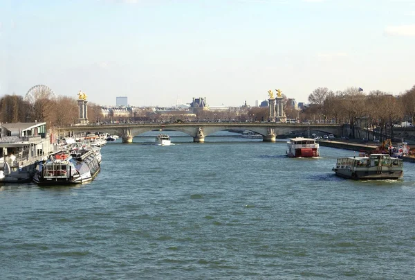 Paris'te Seine'nın nehir üzerinde köprü — Stok fotoğraf