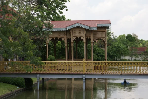 Pagoda & ponte su un lago nel giardino di Vimanmek Mansion, Dusit Palace, Bangkok, Thailandia — Foto Stock