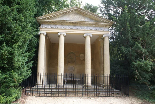 Řecký chrám v zahradě Blenheim Palace, Woodstock, Oxfordshire, Anglie — Stock fotografie