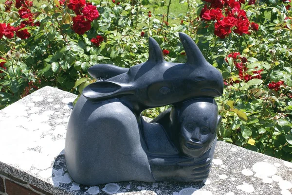 Statua Africana in Rose Garden, Castello di Herstmonceux, East Sussex, Inghilterra — Foto Stock