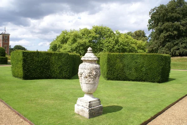 Ornamental urn in a garden — Stock Photo, Image