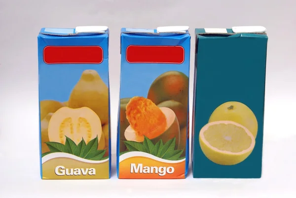 Förpackningar med tropisk frukt juice drycker — Stockfoto