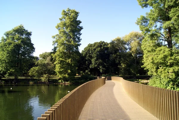 Puente sobre un lago, Royal Botanic Gardens, Kew, Londres, Inglaterra — Foto de Stock