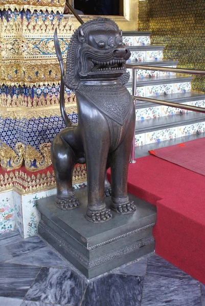 Lion standbeeld in Wat Phra Kaew, Bangkok, Thailand, Azië — Stockfoto