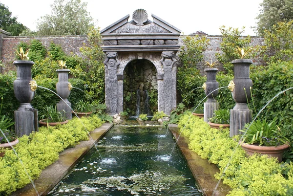 庭のアランデル城、ウェスト ・ サセックス アランデル イングランドで木材の泉 — ストック写真