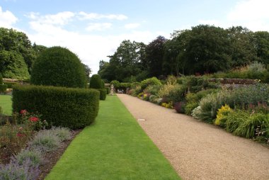 Porsuk Budama sanatı, heykel urn ve otsu bir sınır ile yola