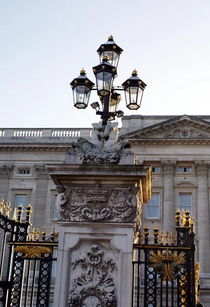 Poste de la puerta y lámpara del palacio de Buckingham, Londres, Inglaterra — Foto de Stock