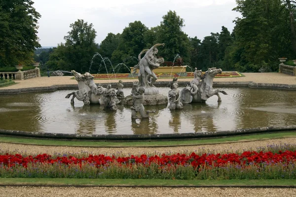 Fonte esculpida, fonte de Waddesdon, Aylesbury, Buckinghamshire, Inglaterra — Fotografia de Stock