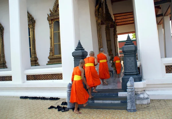 Monjes en la entrada de Wat Saket, Bangkok, Tailandia, Asia — Foto de Stock