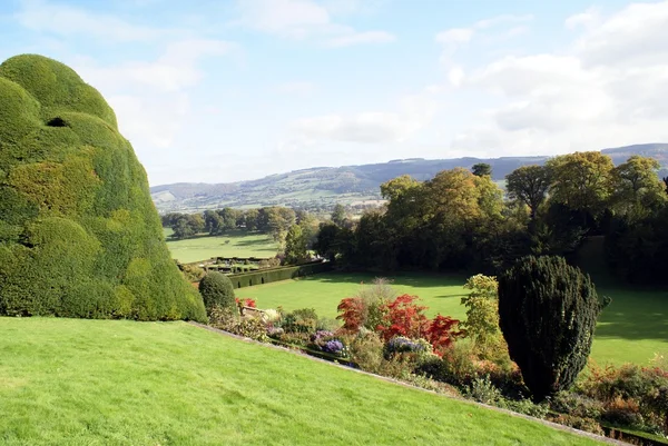 Zahrada na podzim. Powis castle garden, Welshpool, Wales, Anglie — Stock fotografie