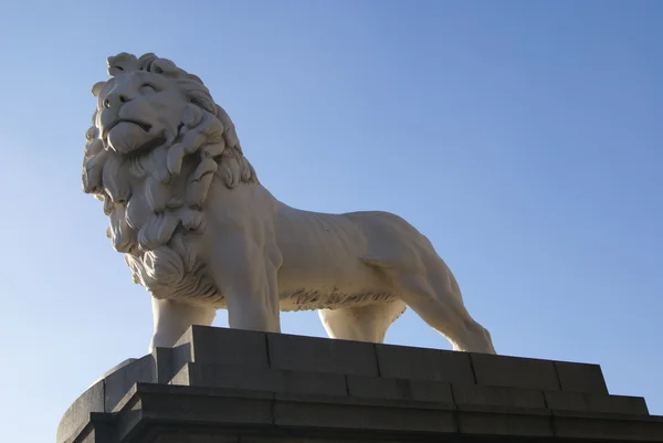 Leão Vermelho. Leão de South Bank. The Coade Lion, Westminster Bridge, Londres, Inglaterra — Fotografia de Stock