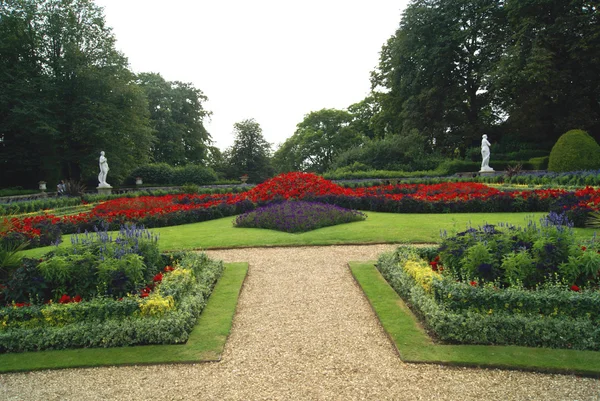 Garden with flower beds and statues — Stock Photo, Image