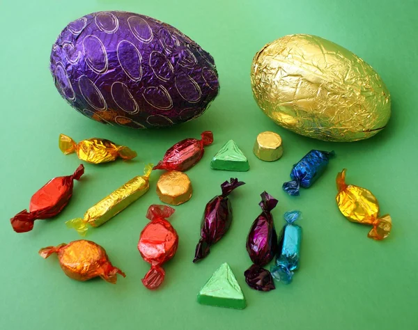 Radbruten Easter egg choklad och godis — Stockfoto