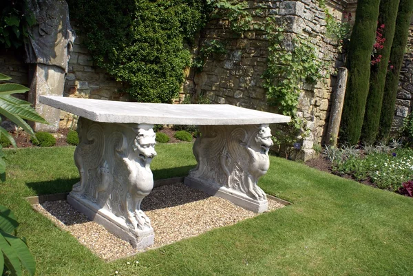 Gebeeldhouwde zetel, de tuin van het kasteel van Hever, Kent, Engeland — Stockfoto