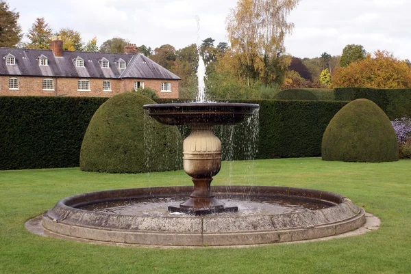 Fontein in een tuin, kasteel van Kortrijk Tuin, Welshpool, Wales, Engeland — Stockfoto