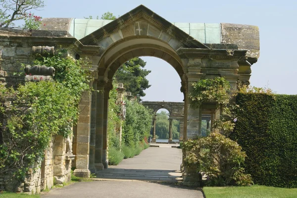 拱门，纵然城堡花园，肯特，英国 — 图库照片