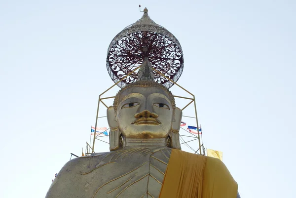O Buda de pé. Wat Intharawihan, Bangkok, Tailândia, Ásia — Fotografia de Stock