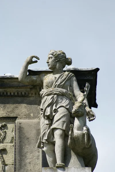 Estatua de Artemisa. estatua de la diosa griega de la caza —  Fotos de Stock