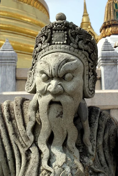 Guardian standbeeld, tempel van de Smaragden Boeddha, wat phra kaew, bangkok, thailand — Stockfoto