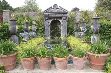 Vazolar ve Çeşme, Arundel Kalesi Bahçe, Arundel, West Sussex, İngiltere