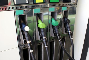 Yakıt dağıtıcısı. yakıt püskürtme. Akaryakıt istasyonu.