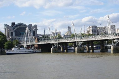 Charing Cross köprü. Hungerford köprünün diğer tarafında Thames Nehri, Londra, İngiltere