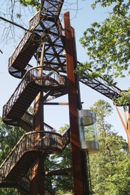 Asansör ve merdiven Treetop geçit, Kraliyet Botanik Bahçeleri, Kew, Londra, İngiltere
