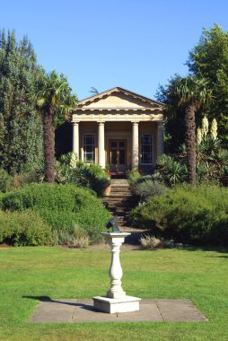 Güneş saati ve yazlık, Kraliyet Botanik Bahçeleri, Kew, Londra, İngiltere