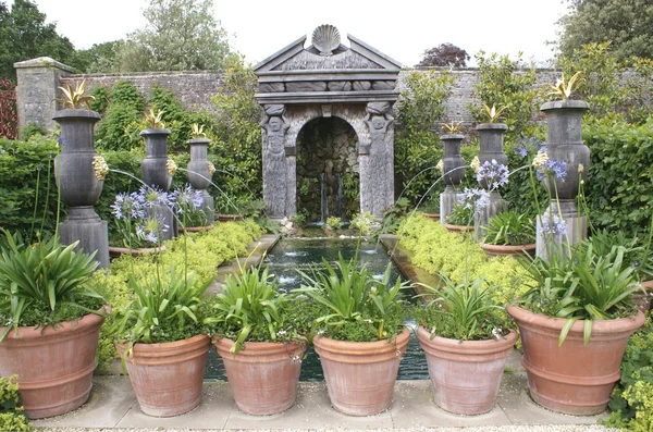 Vasen und Brunnen, arundel castle garden, arundel, west sussex, england — Stockfoto