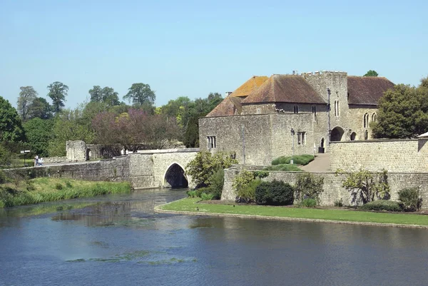 Замок Лидс и мост в Кенте, Англия — стоковое фото