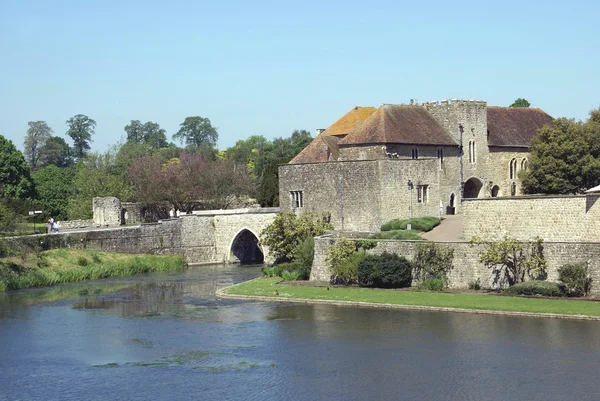 Leeds castle vrátnice a most v Kentu, Anglie — Stock fotografie