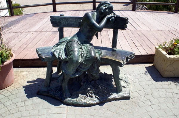 Escultura de una chica relajándose en un asiento, playa de Marbella, España —  Fotos de Stock