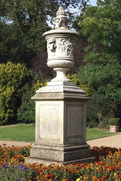 Sculptured urn on a plinth — Stock Photo, Image