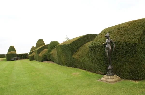 Estatua de mujer y seto esculpido, Jardín del castillo Chirk, Wrexham, Gales, Inglaterra — Foto de Stock