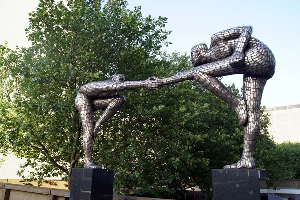 Sculpture of men, St. Thomas Hospital, Westminster, London, England — Stock Photo, Image