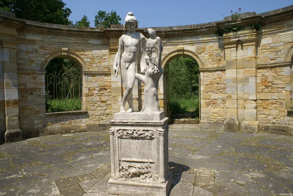 Standbeeld, de tuin van het kasteel van Hever, Kent, Engeland — Stockfoto