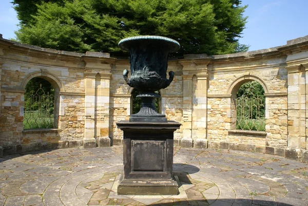 Urna scolpita, Giardino del castello di Hever, Kent, Inghilterra — Foto Stock