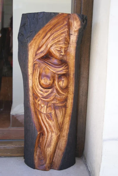 Decoración de una escultura de madera de una mujer — Foto de Stock