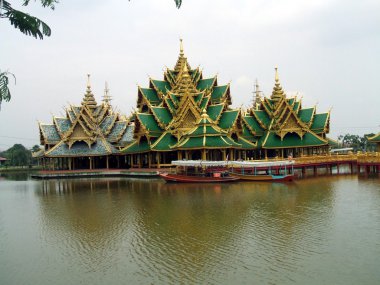 Pagoda bir köprü üzerinde bir göl, ayutthaya, bangkok, Tayland