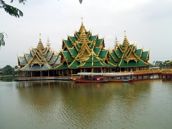 Pagoda su un ponte su un lago, Ayutthaya, Bangkok, Thailandia — Foto Stock