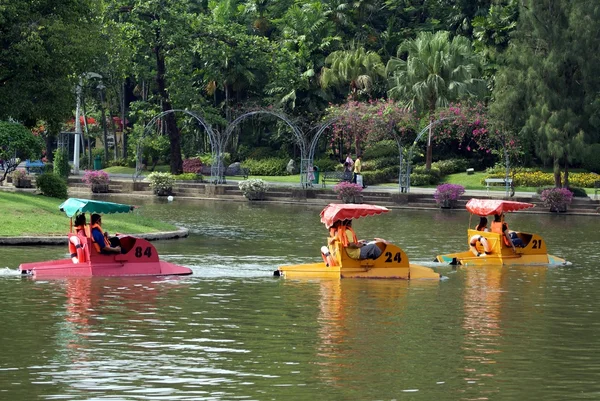 Embarcações. pessoas em barcos de pedal em um lago — Fotografia de Stock
