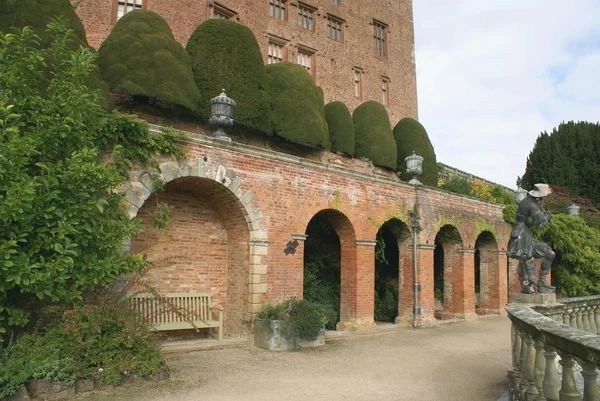 Pátio com estátuas, banco e urnas. Powis castle garden, Welshpool, País de Gales, Inglaterra — Fotografia de Stock