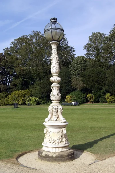 Alte britische lampe mit einem skulpturenpfosten in waddesdon, buckinghamshire, england — Stockfoto