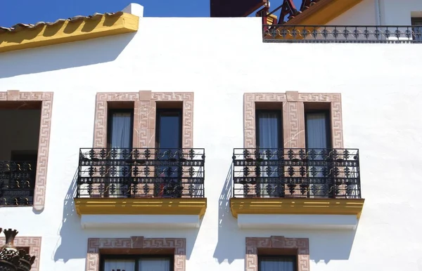 Balcón de ventana. Balcones de ventanas españolas — Foto de Stock