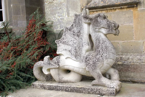 Dragon standbeeld, Croft kasteel, Herefordshire, Engeland — Stockfoto