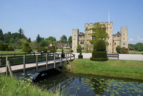 Brug over een rivier. Hever castle, Kent, Engeland — Stockfoto