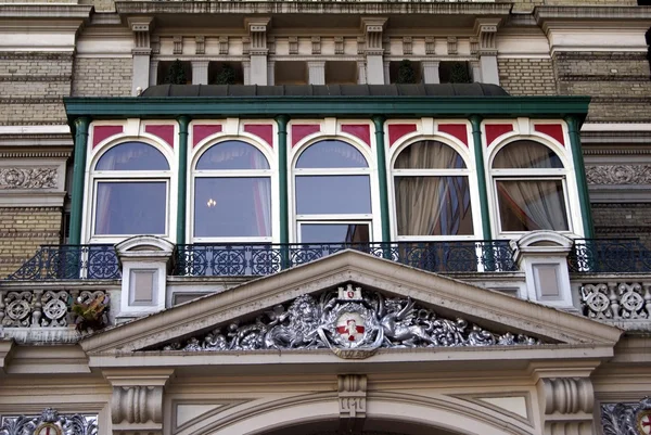 Sculptured facade. British coat of arms — Stock Photo, Image