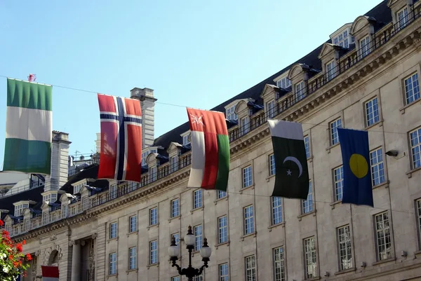 Dekoration von Fahnen, Piccadilly Circus, London, England — Stockfoto